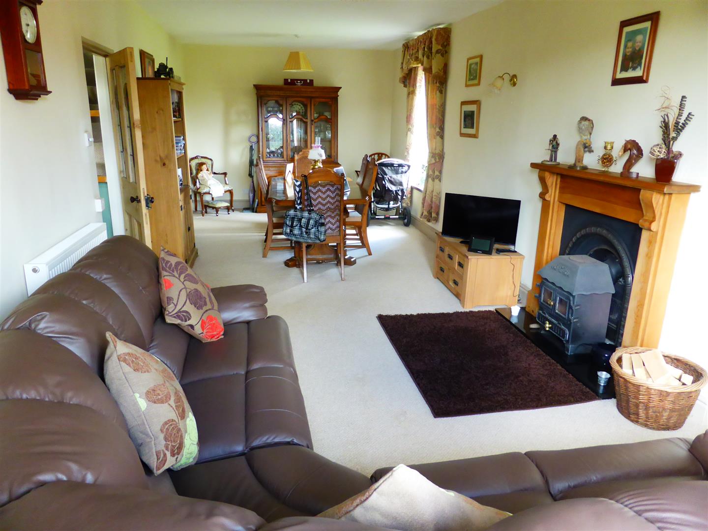 LOUNGE/DINING ROOM